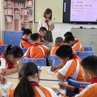学校里的心理老师，有点尴尬