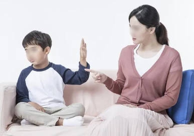 孩子是家长的复印件，家长需要以身作则成为孩子的榜样