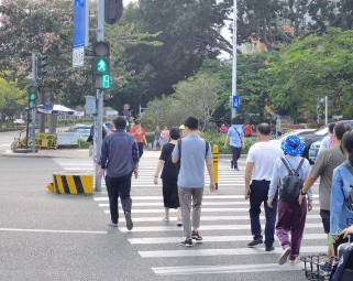 你知道吗，你走在路上时大约只有20%的人会关注你